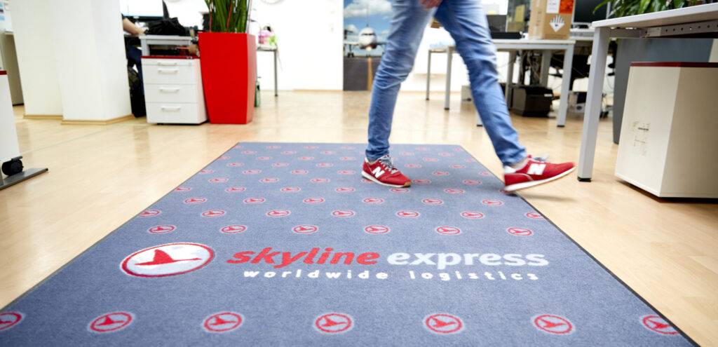 Jemand der über einen Skyline Express Teppich läuft