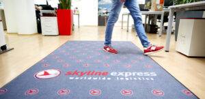 Jemand der über einen Skyline Express Teppich läuft