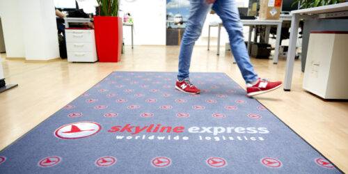 Jemand der über einen Skyline Express Teppich läuft